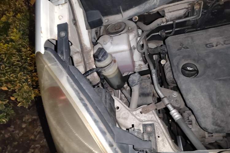 Used GAC Gonow Starry 2013 1.5L Seven-Seater Luxury Model Engine Bay Right