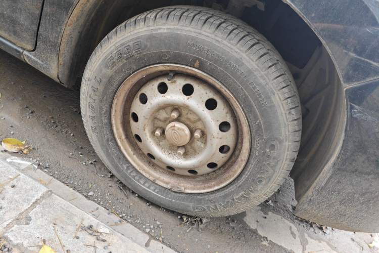 Used GAC Gonow Starry 2014 1.5L Comfort Model Right Front Wheel Hub