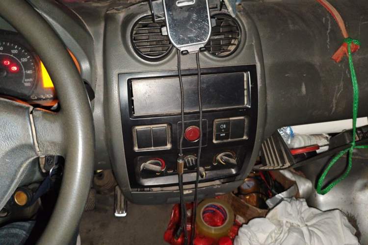 Used GAC Gonow Xingwang 2012 1.0L Value Edition Audio And AC Panel