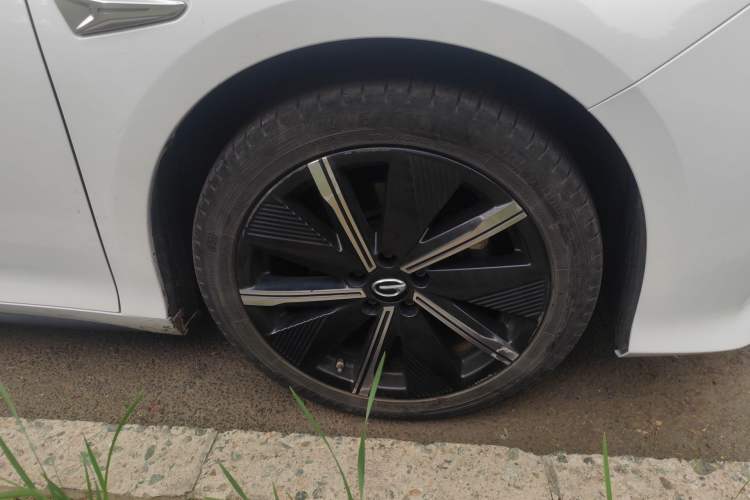 Used GAC Group EA6 2021 Deluxe Edition Right Front Wheel Hub