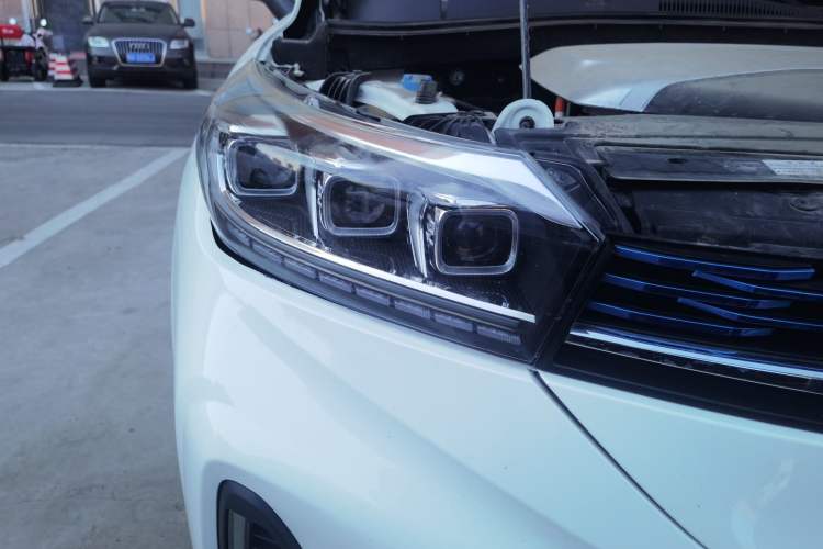 Used GAC Group ix4 2018 Luxury Edition Right Front Headlight