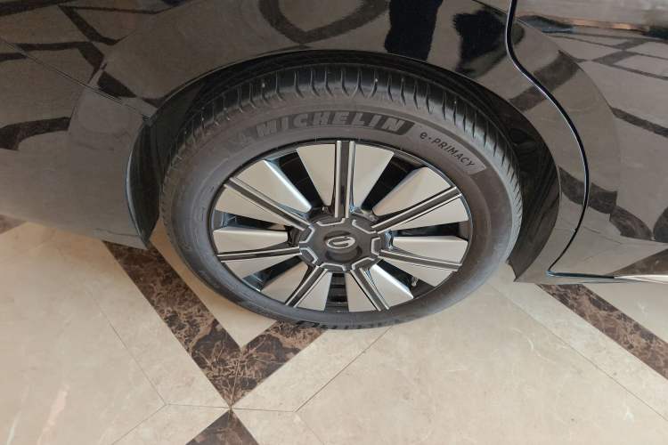 Used GAC Trumpchi E8 New Energy 2024 150km Dragon Roar Starry Night+ Right Rear Wheel Hub