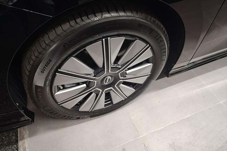 Used GAC Trumpchi E8 New Energy 2024 150km MAX+ Left Front Wheel Hub