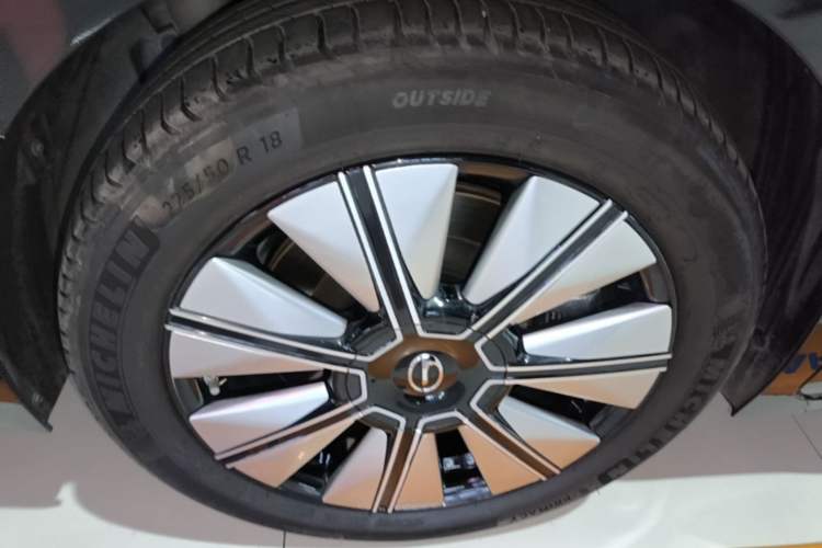 Used GAC Trumpchi E8 New Energy 2024 150km MAX+ Right Rear Wheel Hub