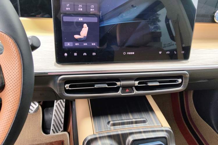 Used GAC Trumpchi E8 New Energy 2024 150km MAX+ Audio And AC Panel