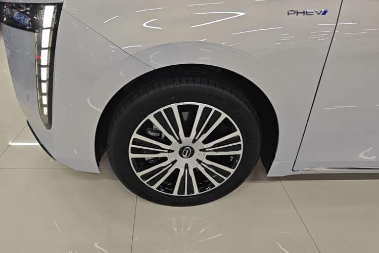 Used GAC Trumpchi E8 New Energy 2024 150km MAX+ Left Front Wheel Hub