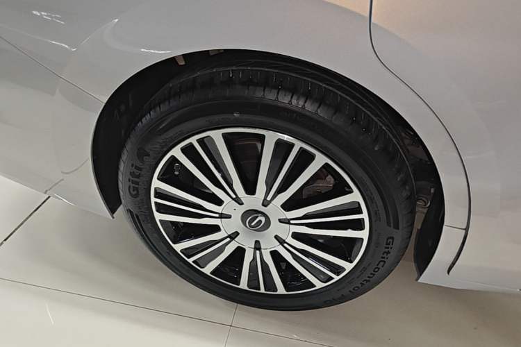 Used GAC Trumpchi E8 New Energy 2024 150km MAX+ Right Rear Wheel Hub