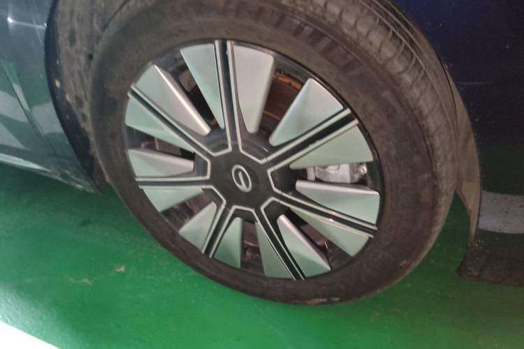 Used GAC Trumpchi E8 New Energy 2024 150km Dragon Roar Starry Night+ Right Front Wheel Hub