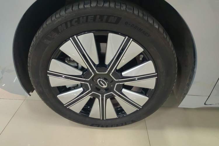 Used GAC Trumpchi E8 New Energy 2024 150km Dragon Roar Starry Night+ Left Front Wheel Hub
