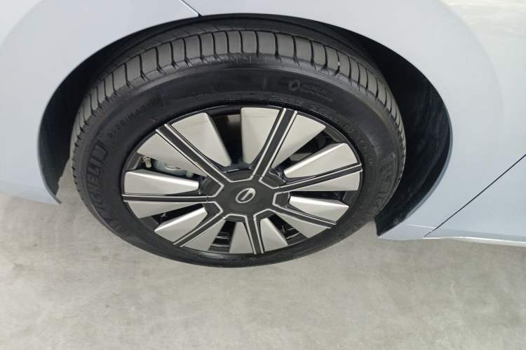 Used GAC Trumpchi E8 New Energy 2024 150km Dragon Roar Starry Night+ Left Front Wheel Hub