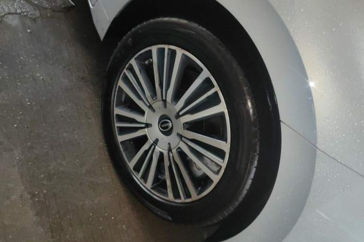 Used GAC Trumpchi E8 New Energy 2024 150km Dragon Roar Starry Night+ Right Front Wheel Hub