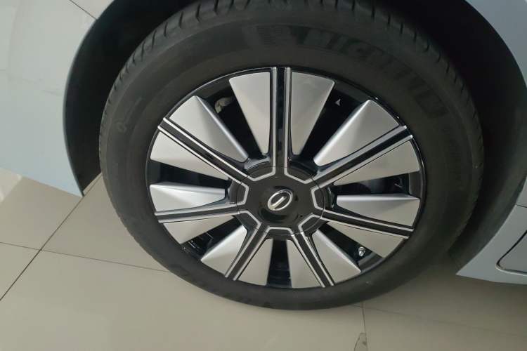 Used GAC Trumpchi E8 New Energy 2024 150km Dragon Roar Starry Night+ Right Rear Wheel Hub