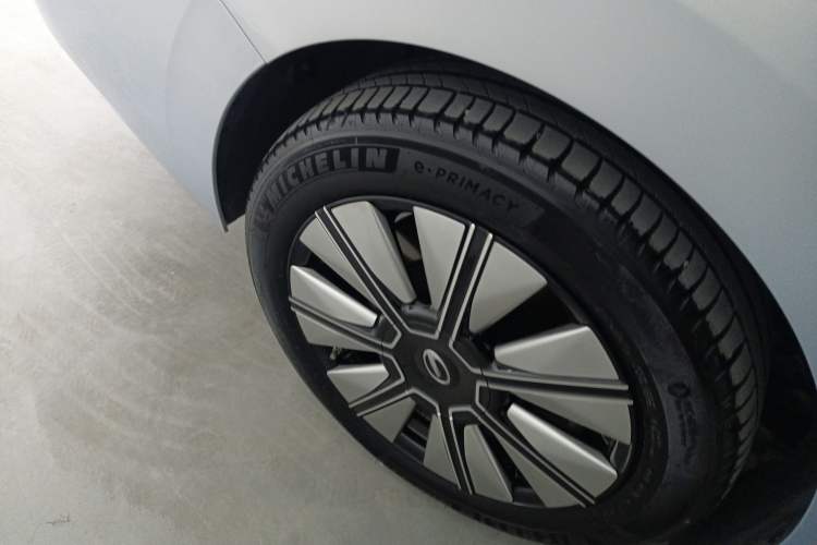 Used GAC Trumpchi E8 New Energy 2024 150km Dragon Roar Starry Night+ Right Rear Wheel Hub