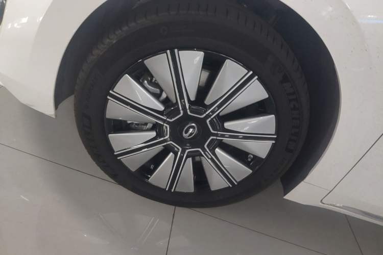 Used GAC Trumpchi E8 New Energy 2024 150km Dragon Roar Starry Night+ Left Front Wheel Hub