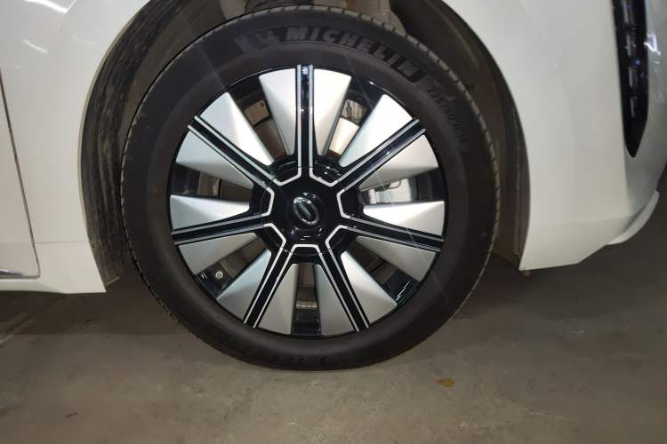 Used GAC Trumpchi E8 New Energy 2024 150km Dragon Roar Starry Night+ Right Front Wheel Hub
