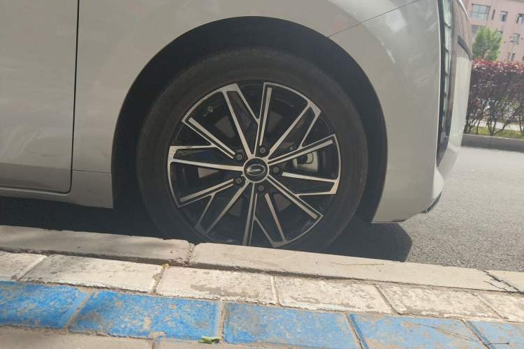 Used GAC Trumpchi E8 New Energy 2024 150km MAX+ Right Front Wheel Hub