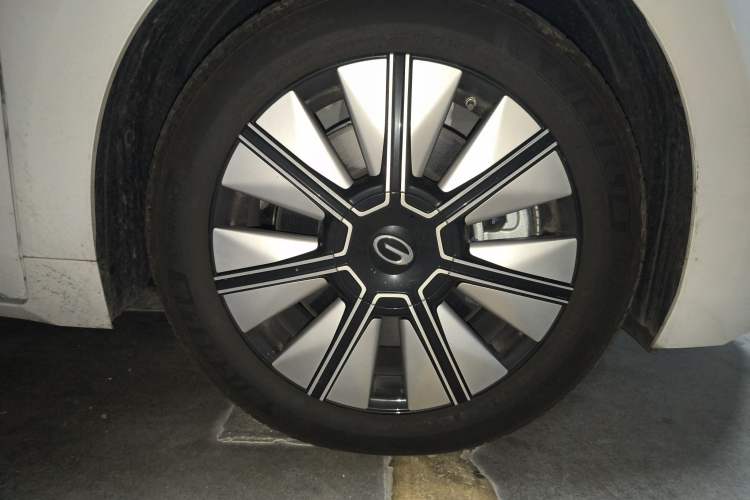 Used GAC Trumpchi E8 New Energy 2024 150km Dragon Roar Starry Night+ Right Front Wheel Hub