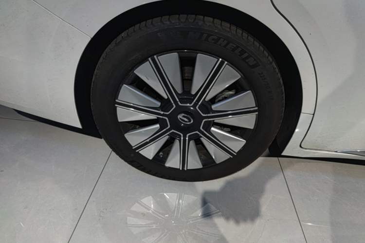 Used GAC Trumpchi E8 New Energy 2024 150km Dragon Roar Starry Night+ Right Rear Wheel Hub