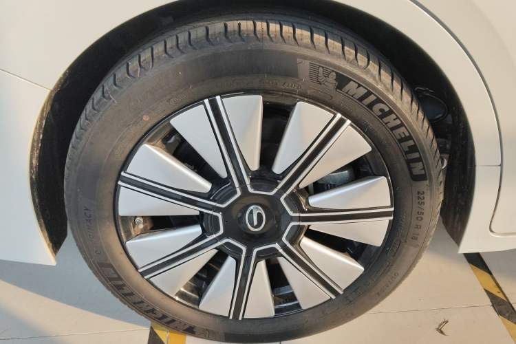 Used GAC Trumpchi E8 New Energy 2024 150km Dragon Roar Starry Night+ Right Rear Wheel Hub