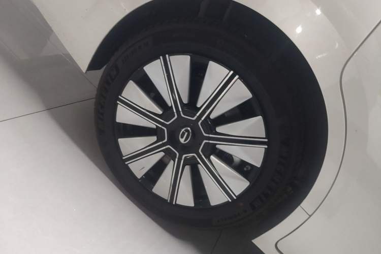 Used GAC Trumpchi E8 New Energy 2024 150km Dragon Roar Starry Night+ Right Rear Wheel Hub