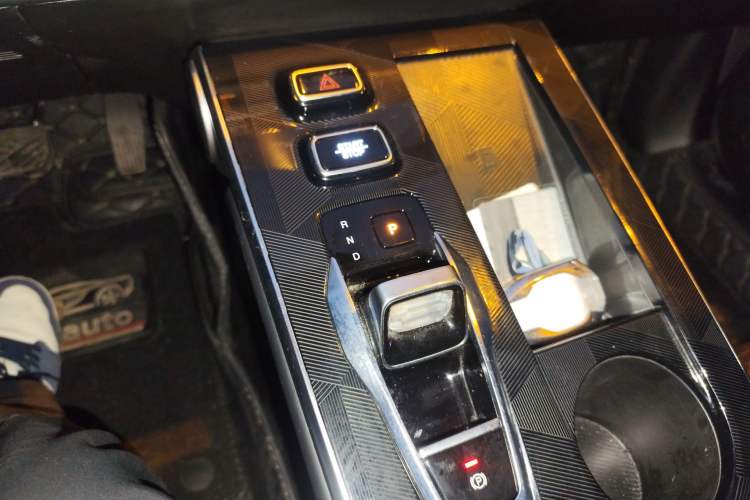 Used GAC Trumpchi EMKOO 2022 1.5T Supernova Pro Edition Gear Lever