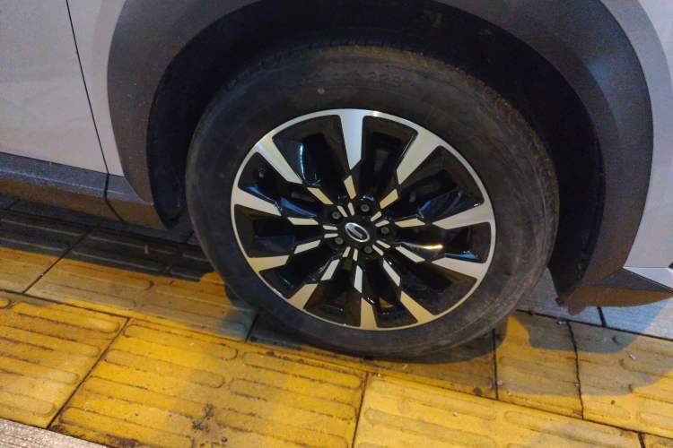 Used GAC Trumpchi EMKOO 2022 1.5T Supernova Pro Edition Right Front Wheel Hub