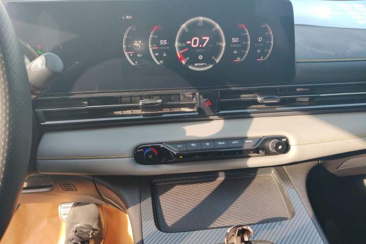 Used GAC Trumpchi EMPOW 2021 270T DCT J16 Version Audio And AC Panel