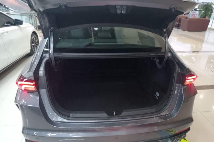 Used GAC Trumpchi EMPOW 2021 270T DCT J16 Version Trunk