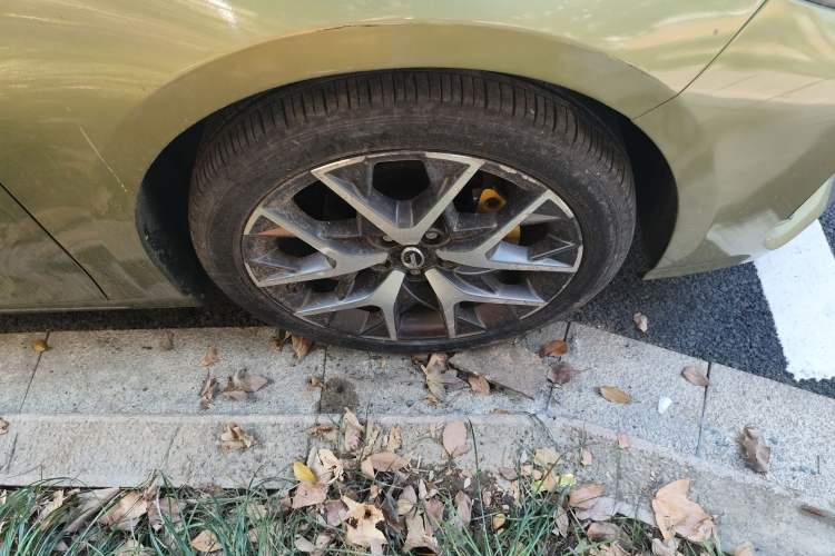 Used GAC Trumpchi EMPOW 2021 270T DCT J16 Version Right Front Wheel Hub
