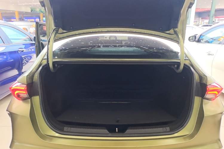 Used GAC Trumpchi EMPOW 2021 270T DCT J15 Version Trunk