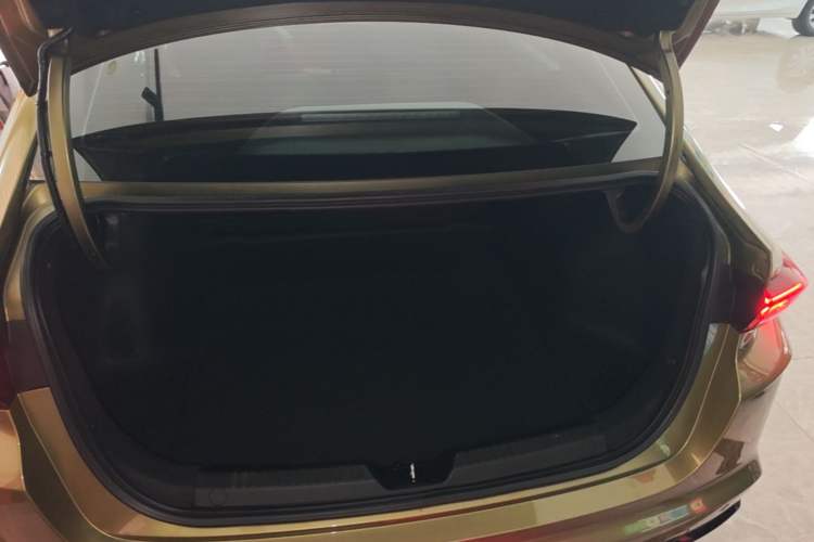 Used GAC Trumpchi EMPOW 2021 270T DCT J16 Version Trunk