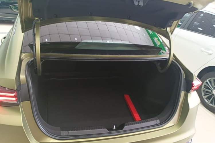 Used GAC Trumpchi EMPOW 2021 270T DCT J16 Version Trunk
