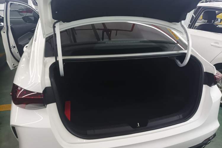 Used GAC Trumpchi EMPOW 2021 270T DCT J15 Version Trunk
