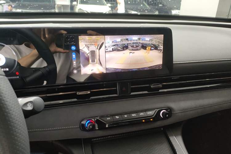 Used GAC Trumpchi EMPOW 2023 400T Automatic R MAX Audio And AC Panel
