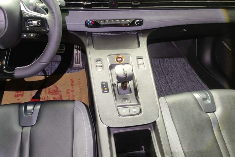 Used GAC Trumpchi EMPOW 2023 400T Automatic R MAX Gear Lever