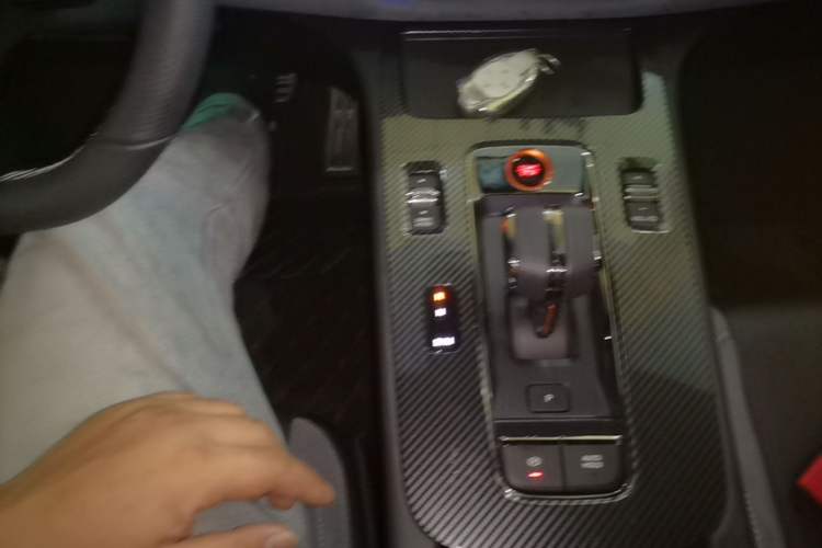 Used GAC Trumpchi EMPOW 2023 400T Automatic R PRO Gear Lever