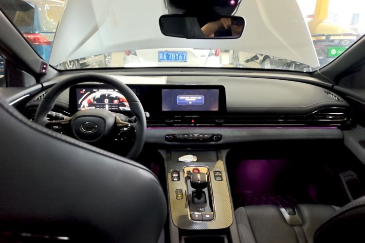 Used GAC Trumpchi EMPOW 2023 400T Automatic R MAX Center Console