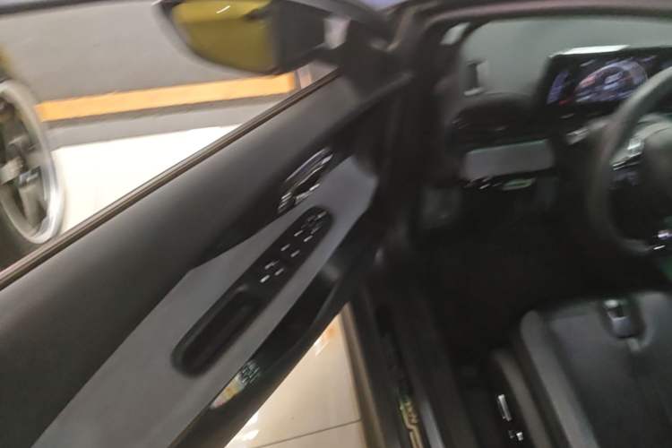 Used GAC Trumpchi EMPOW 2023 400T Automatic R PRO Driver Seat