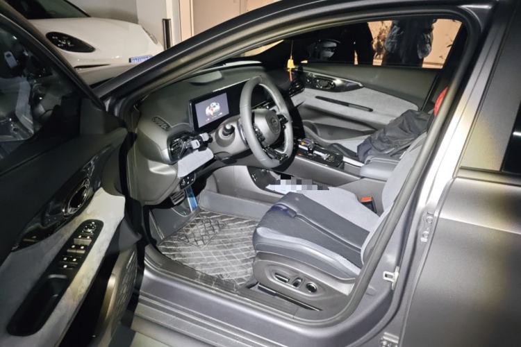 Used GAC Trumpchi EMPOW 2023 400T Automatic R MAX Driver Seat