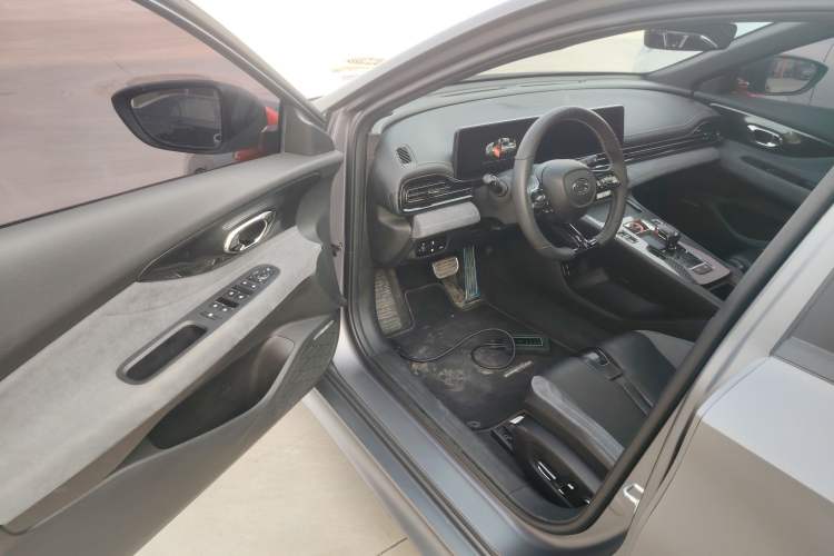 Used GAC Trumpchi EMPOW 2023 400T Automatic R MAX Driver Seat