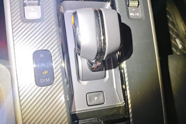 Used GAC Trumpchi EMPOW 2023 400T Automatic R MAX Gear Lever