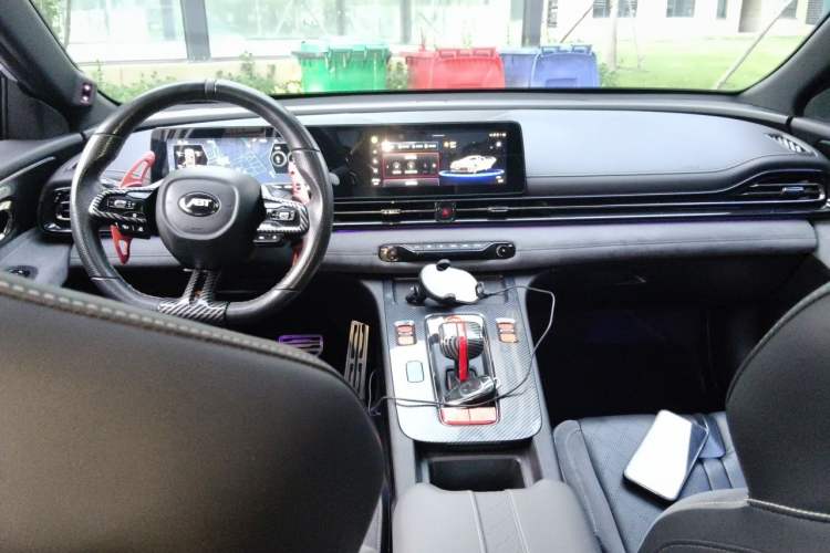 Used GAC Trumpchi EMPOW 2023 400T Automatic R MAX Center Console