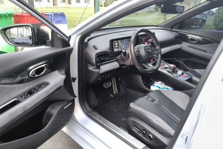 Used GAC Trumpchi EMPOW 2023 400T Automatic R MAX Driver Seat