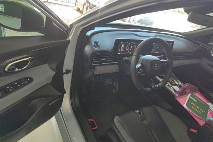 Used GAC Trumpchi EMPOW 2023 400T Automatic R MAX Driver Seat