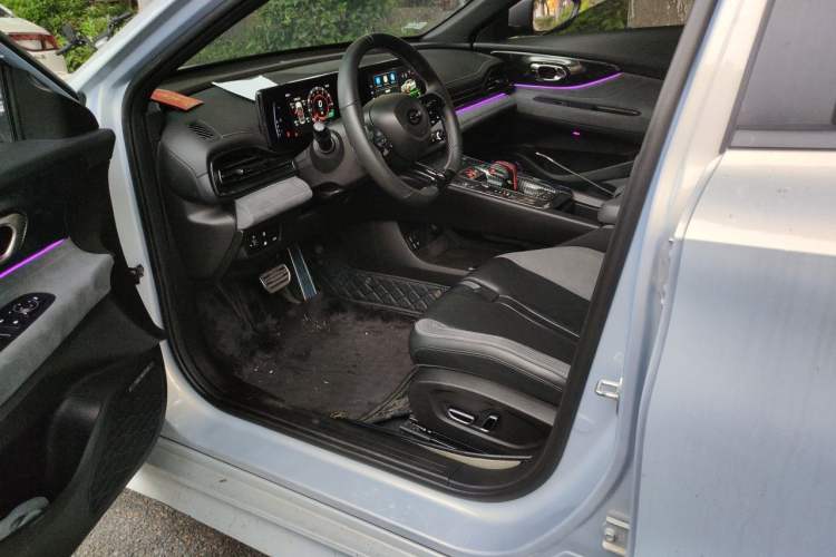 Used GAC Trumpchi EMPOW 2023 400T Automatic R PRO Driver Seat
