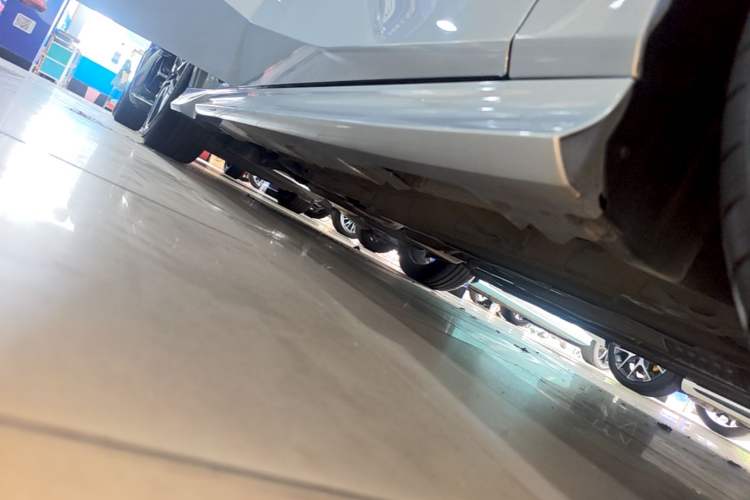 Used GAC Trumpchi EMPOW 2023 400T Automatic R PRO Right Side Sill