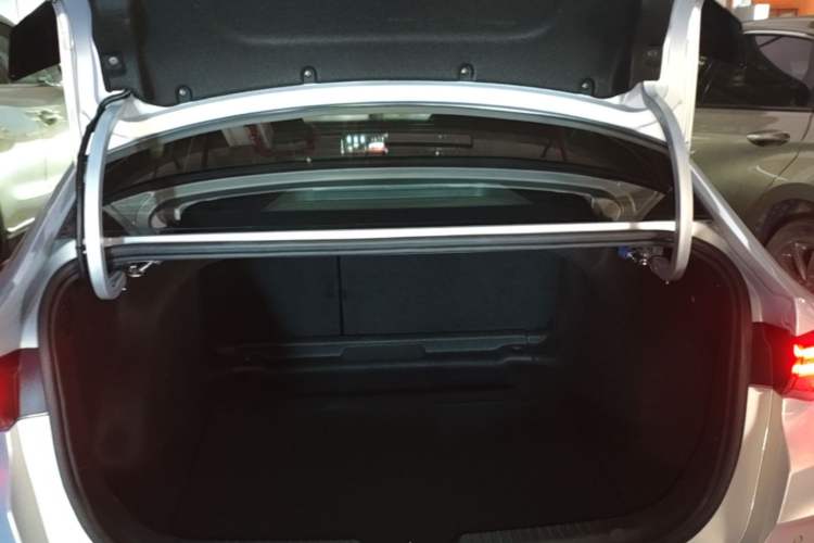 Used GAC Trumpchi EMPOW 2023 400T Automatic R PRO Trunk