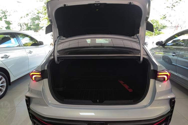 Used GAC Trumpchi EMPOW 2023 400T Automatic R MAX Trunk