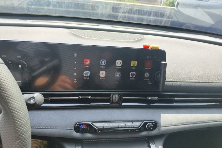 Used GAC Trumpchi EMPOW 2023 400T Automatic R MAX Audio And AC Panel