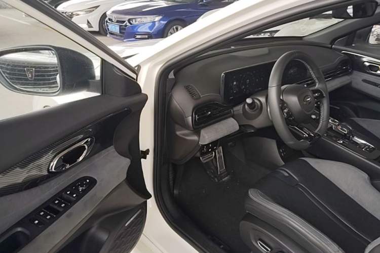 Used GAC Trumpchi EMPOW 2023 400T Automatic R MAX Driver Seat